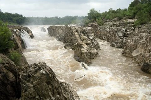 Bhedaghat a Marble rocks